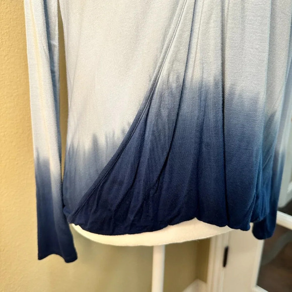 AMERICAN EAGLE Soft & Sexy Ombre Balloon Sleeve T Top with Neck Detail - size XS - Picture 5 of 7